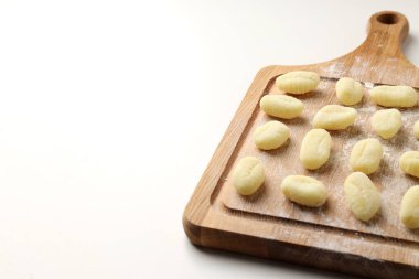 Beyaz arka planda çiğ patates gnocchi tablosu