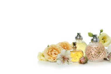 Beyaz arkaplanda izole edilmiş parfüm kavramı