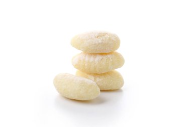 Beyaz arka planda soyutlanmış çiğ patates gnocchi.