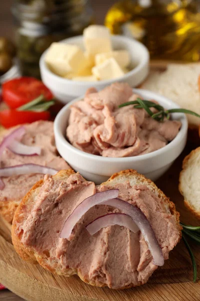 Lezzetli yemekler ve etli sandviçler, yakın plan.