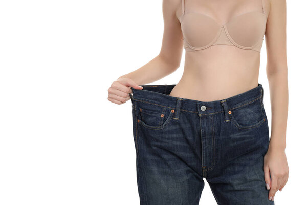 Концепция потери веса с тонкой девушкой, изолированной на белом фоне