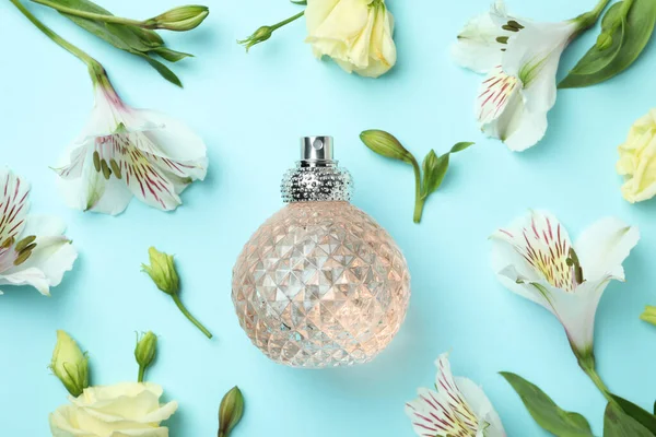 Butelka Perfum Kwiatów Niebieskim Tle — Zdjęcie stockowe