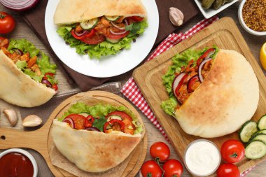 Tahta arka planda tavuklu pide pişirme kavramı