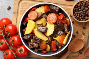 Sebzeli biftekli leziz yemek kavramı.