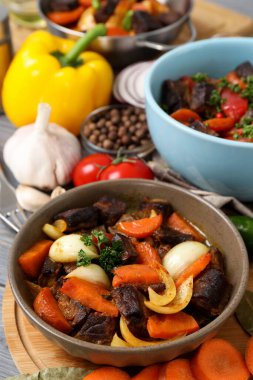 Sebzeli biftekli lezzetli yemek kavramı, yakın plan.