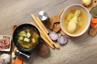 Tavuk çorbası ya da ahşap zemin üzerinde çorba pişirme kavramı