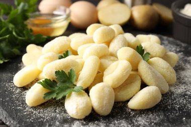Çiğ patates gnocchi ile pişirme kavramı, yakın plan.
