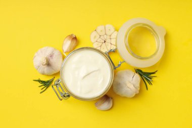 Sarımsak sosu pişirme kavramı.