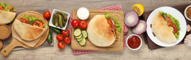 Tahta arka planda tavuklu pide pişirme kavramı