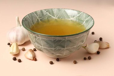 Bej arka planda çorba ile lezzetli yemek kavramı