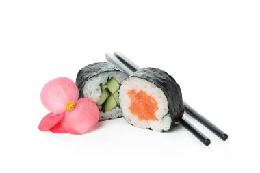 Beyaz arka planda izole edilmiş Maki, zencefil ve çubuklar.