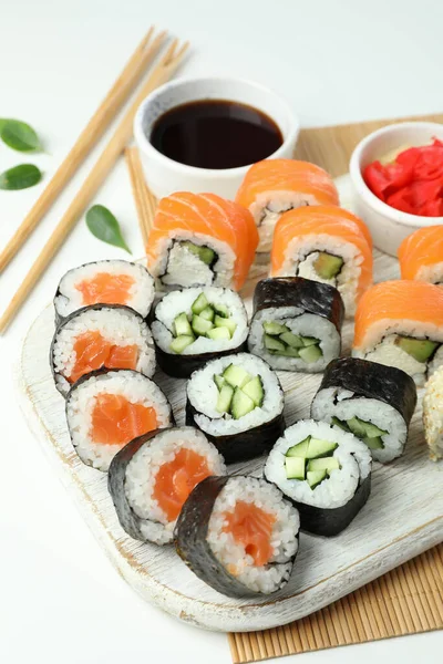 Beyaz arka planda suşili lezzetli yemek kavramı