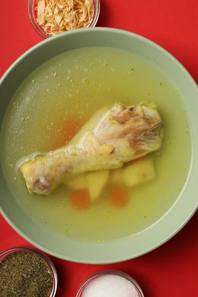 Konsep Makanan Lezat Dengan Sup Ayam Latar Belakang Merah — Stok Foto
