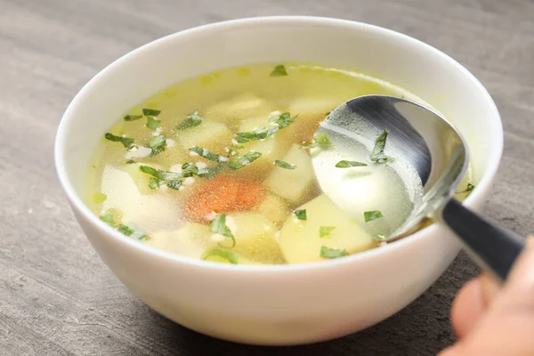 Konsep Makanan Lezat Dengan Sup Ayam Dengan Latar Belakang Bertekstur — Stok Foto