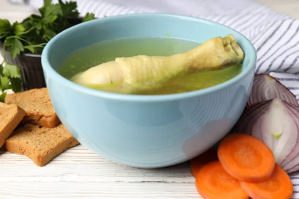 Konsep Makanan Lezat Dengan Sup Ayam Meja Kayu Putih — Stok Foto