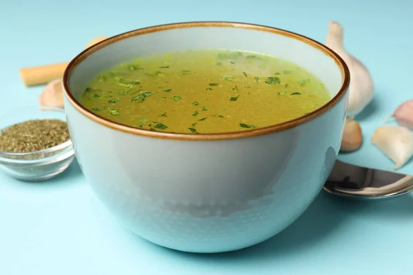 Conceito Comida Saborosa Com Caldo Fundo Azul — Fotografia de Stock