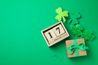 Farklı St. Patrick Günü aksesuarları, mesaj için yer.