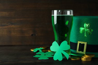 Farklı St. Patrick Günü aksesuarları, mesaj için yer.