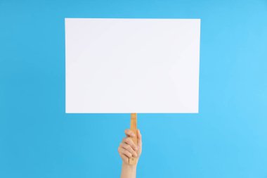 Mavi arkaplanda kadın eli protesto işareti var
