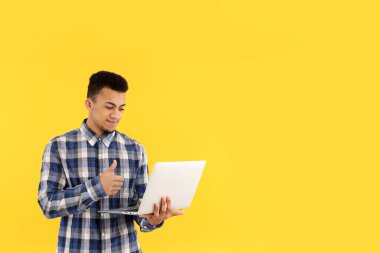 Genç ve çekici bir erkekle insan kavramı