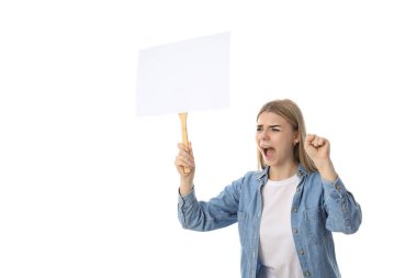 Beyaz arka planda boş protesto işareti olan genç bir kadın