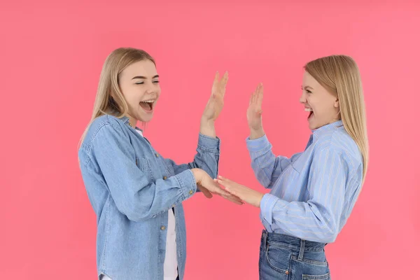 Duas Jovens Namoradas Atraentes Fundo Rosa — Fotografia de Stock