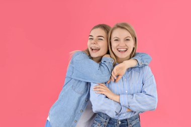 Pembe arka planda iki kızla arkadaşlık kavramı
