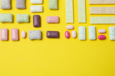 Sarı arkaplanda sakız çiğneme veya sakız, metin için boşluk