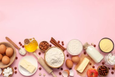 Pembe arka planda turta ya da pasta pişirme malzemeleri