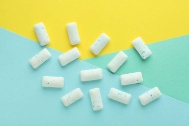 Çok renkli arkaplanda sakız çiğneme veya baloncuk sakızı