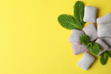 Sarı arkaplanda sakız çiğneme veya sakız, metin için boşluk