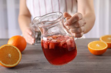 Sangria ile alkollü içecek kavramı, yakın çekim.