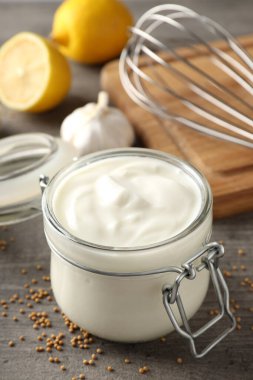 Sarımsak sosu pişirme kavramı.