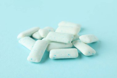 Mavi arkaplanda sakız çiğnemek ya da sakız