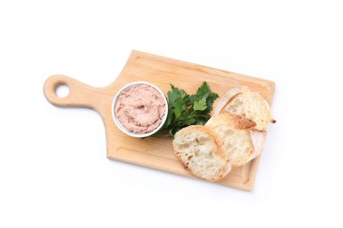 Beyaz arka planda yalıtılmış ezmeli, maydanozlu ve ekmekli tahta