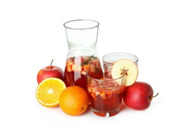 Beyaz arka planda izole edilmiş Sangria ile alkol içeceği kavramı