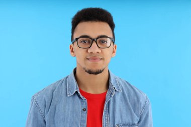 Genç ve çekici bir erkekle insan kavramı