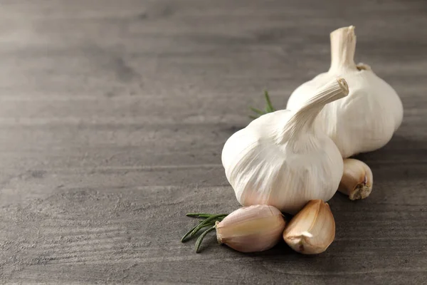 Knoflook Met Rozemarijn Grijze Textuur Achtergrond — Stockfoto