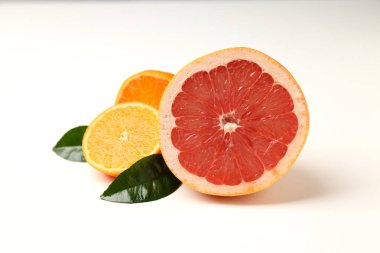 Beyaz arka planda narenciye meyveli lezzetli yiyecek kavramı