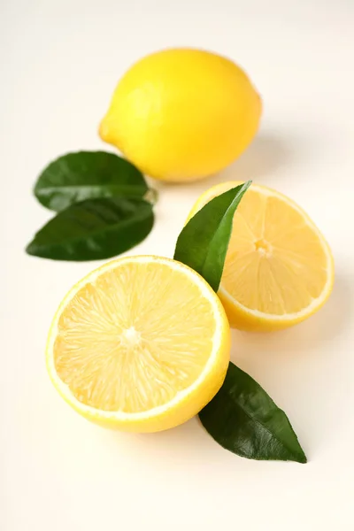 Zitronen Mit Blättern Auf Weißem Hintergrund Nahaufnahme — Stockfoto