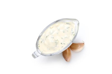 Sarımsak sosu ve malzemeler beyaz arka planda izole edilmiş.