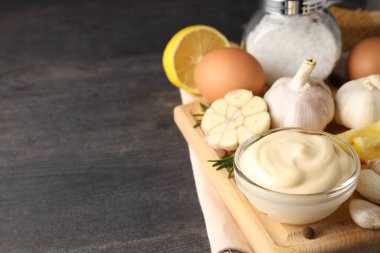 Sarımsak soslu lezzetli yemek kavramı, metin için yer.