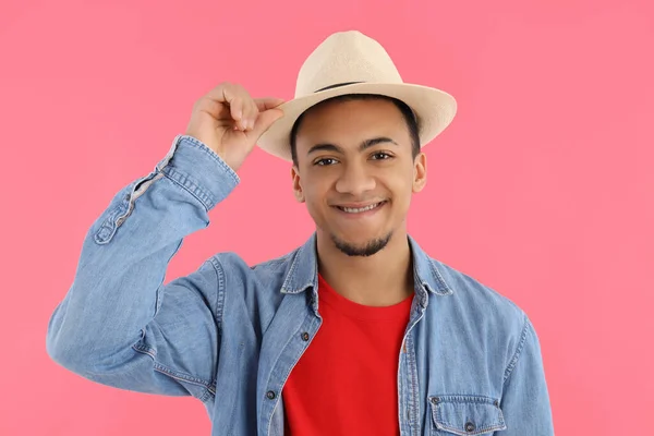 Jeune Homme Chapeau Sur Fond Rose — Photo