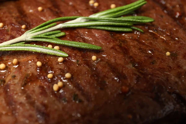 Geroosterde Biefstuk Met Specerijen Rozemarijn Macro — Stockfoto