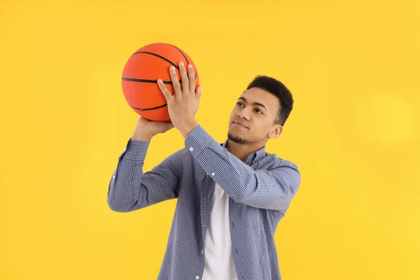 Anak Muda Dengan Bola Basket Latar Belakang Kuning — Stok Foto