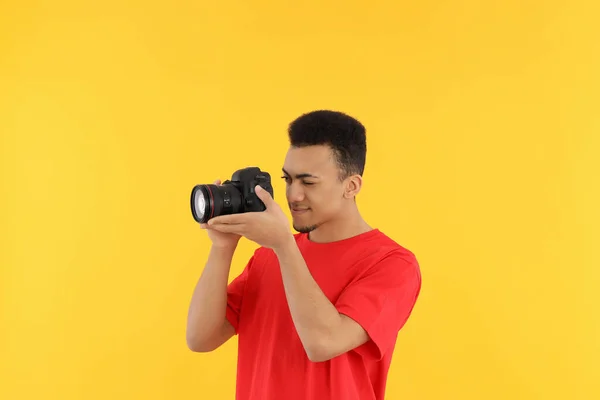 Jongeman Met Fotocamera Gele Achtergrond — Stockfoto