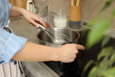 Genç bir kadınla yemek pişirme kavramı, seçici odaklanma.