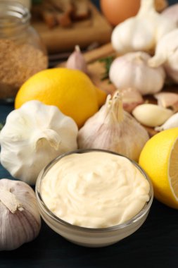 Sarımsak sosu pişirme kavramı.