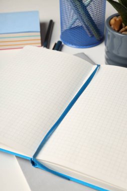 Kırtasiye veya ofis aksesuarları kavramı, kapatın