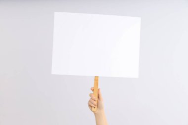 Kadın el, arka planda protesto işareti tutuyor